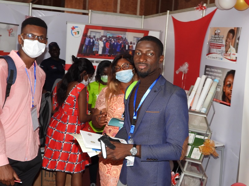 6ème congrès de la société de gynécologie et d’obstétrique de Côte d’Ivoire: Les visiteurs envahissent le stand du PNLS