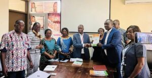 REMISE OFFICIELLE DU GUIDE NATIONAL DES ROLES ET RESPONSABILITES DES PARTIES PRENANTES POUR L’AMELIORATION DE LA QUALITE (ACQ) DES SOINS ET SERVICES VIH EN COTE D’IVOIRE